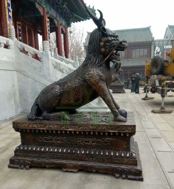 居宗教廟堂之高，擇黃銅麒麟雕塑守業(yè)