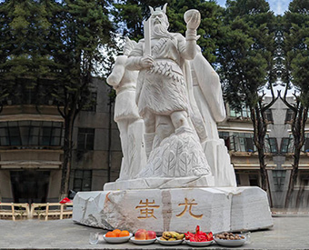 云南石雕黃帝、炎帝、蚩尤雕塑安裝效果展示