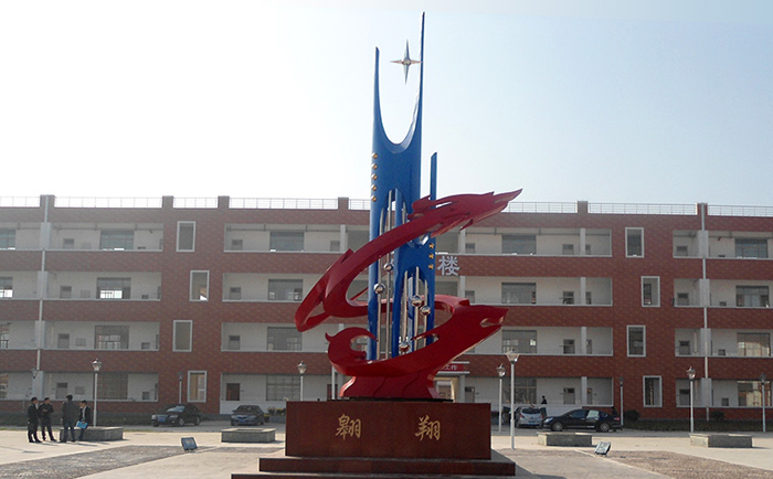 不銹鋼雕塑制作完成之后，需要對表面進行打磨噴漆，這樣才可以獲得想要的表面效果，不銹鋼雕塑打磨噴漆有一些注意事項，下面給大家介紹一下。